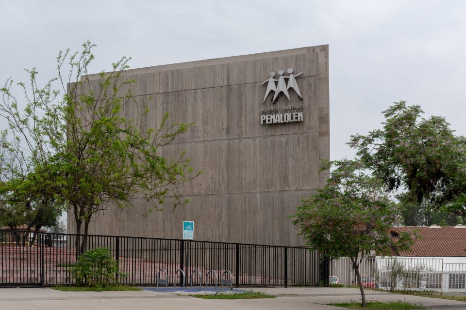 Fachada de la Municipalidad de Peñalolén vinculada a la auditoría municipal Peñalolén